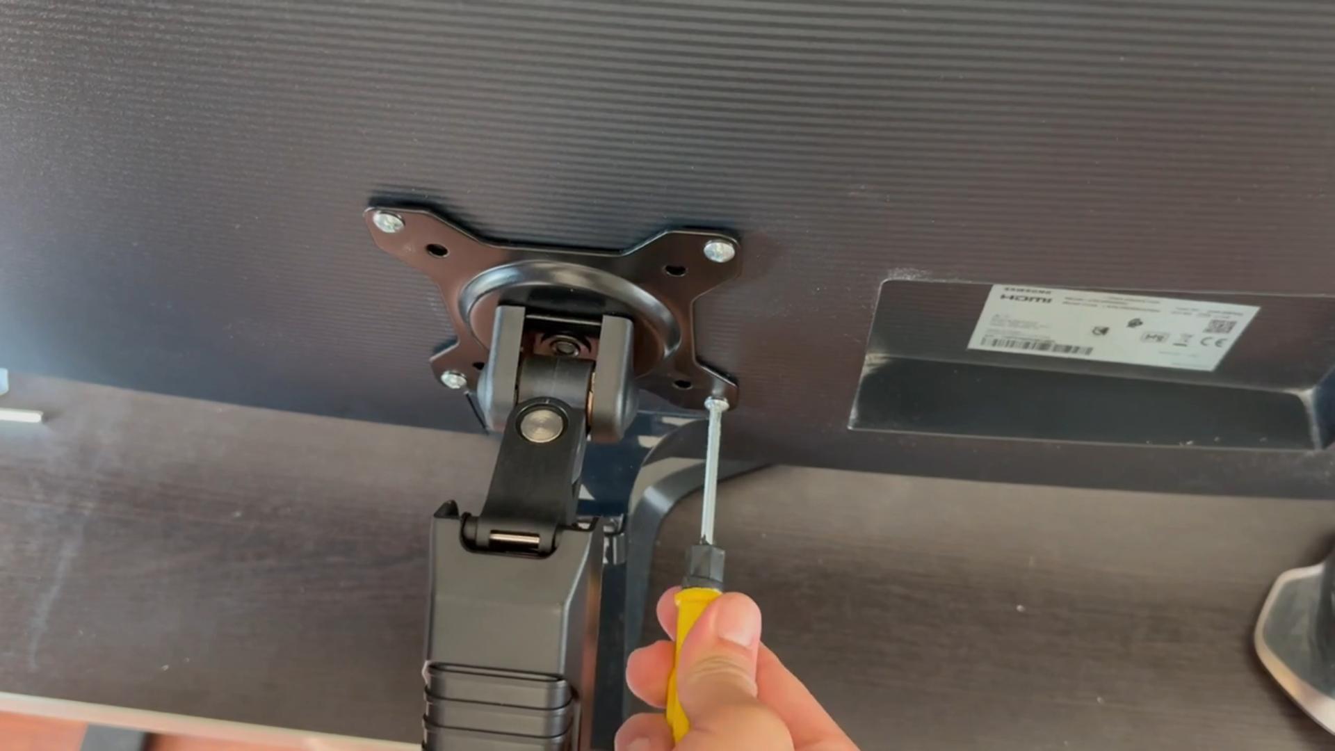 Fixation du support HFTEK sur l'écran avec les vis VESA