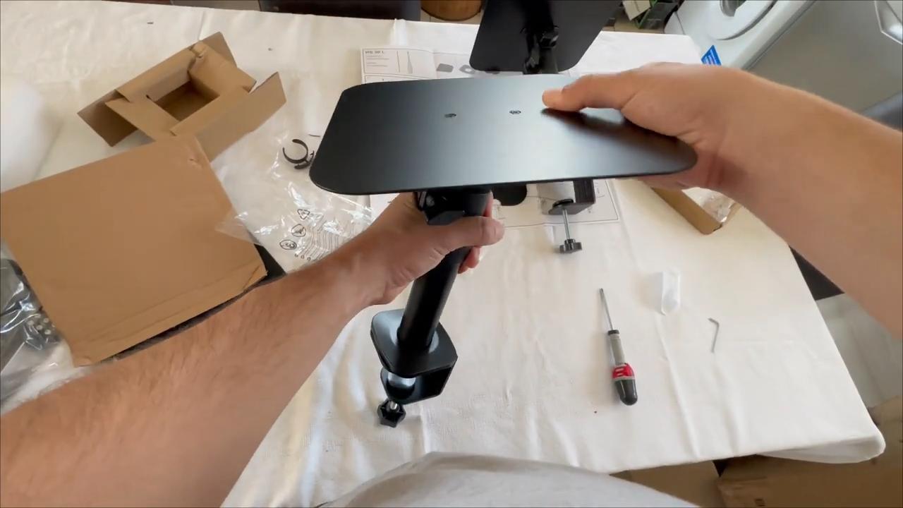 Montage des supports d'enceintes Triangle Elara - Étape 2