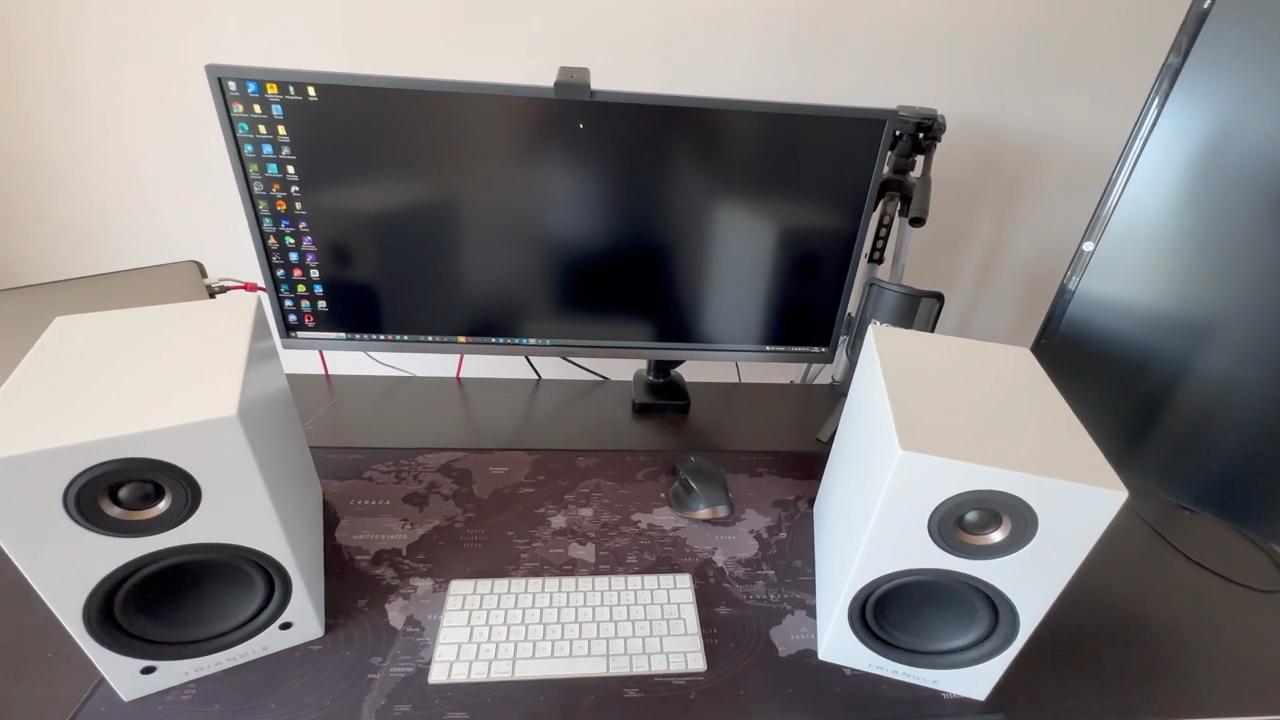 Placement provisoire des enceintes Triangle Elara sur le bureau - Trop encombrant