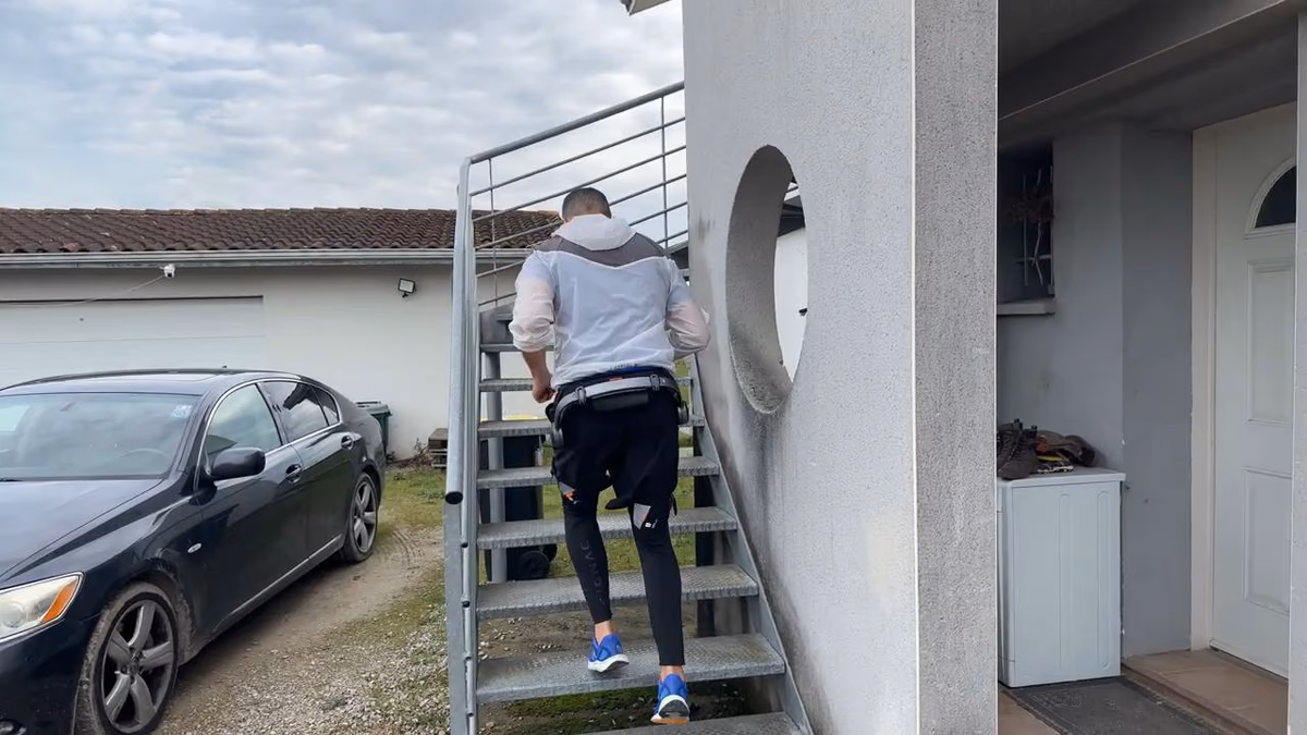 Montee d'escalier avec l'HyperShell Pro X